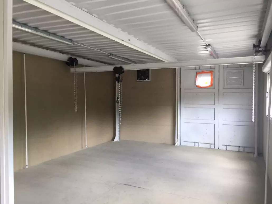 Atelier de chantier dans un conteneur.