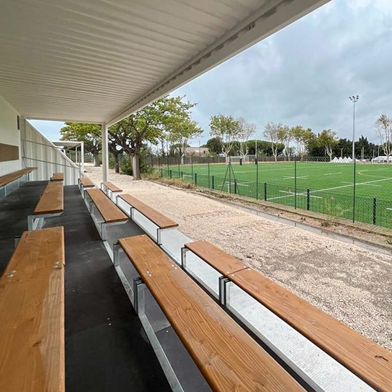gradins en conteneur au bord d'un stade de rugby